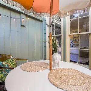 Apartment Private Patio Retreat In Charming Downtown, Savannah